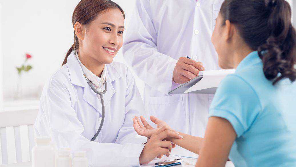 试管婴儿移植胚胎着床后又生化的原因是什么？